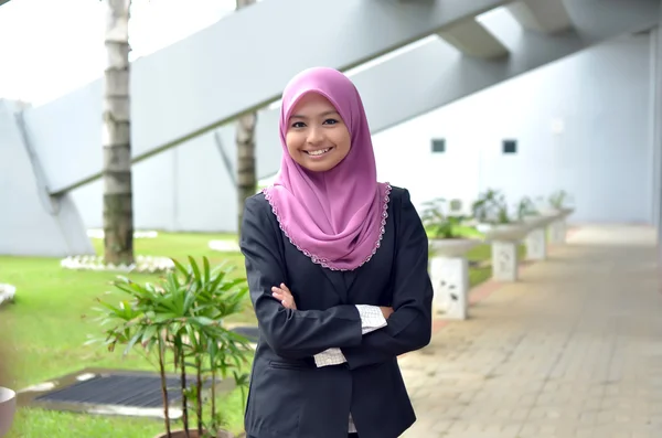 Joven asiático musulmán mujer en cabeza bufanda sonrisa — Foto de Stock