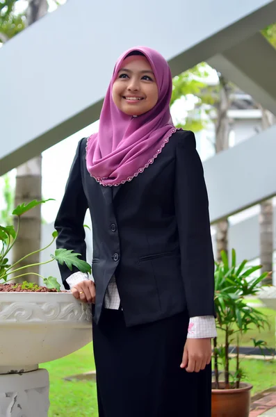 Young asian muslim woman in head scarf smile — Stock Photo, Image