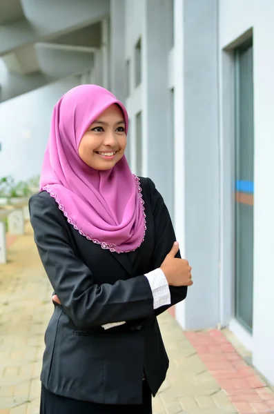Junge asiatische Muslimin mit Kopftuch lächelt — Stockfoto