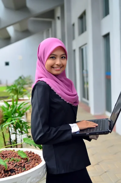 Mladý asijský muslim žena v hlavě šátek úsměv — Stock fotografie