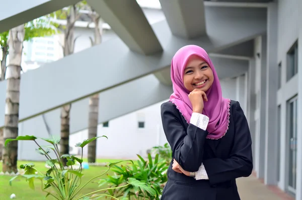 Giovane donna musulmana asiatica in testa sciarpa sorriso — Foto Stock