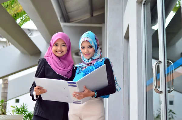 Schöne junge muslimische Geschäftsfrau teilt Informationen — Stockfoto