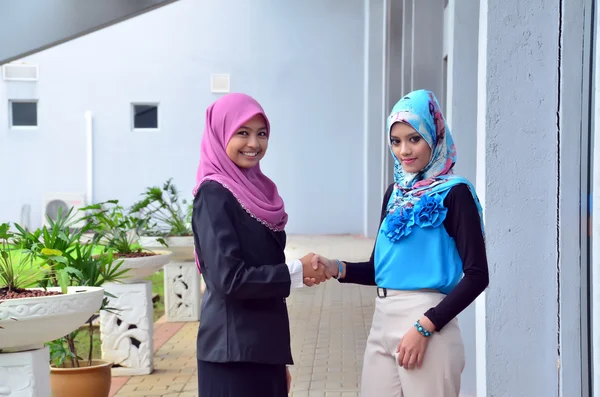 Krásné mladé muslimské podnikatelka, sdílení informací — Stock fotografie