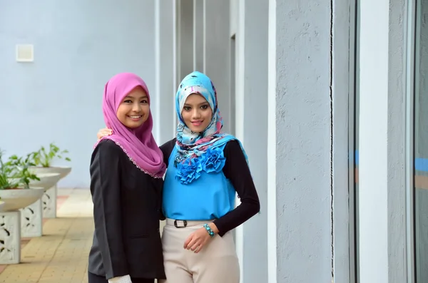Schöne junge muslimische Geschäftsfrau teilt Informationen — Stockfoto