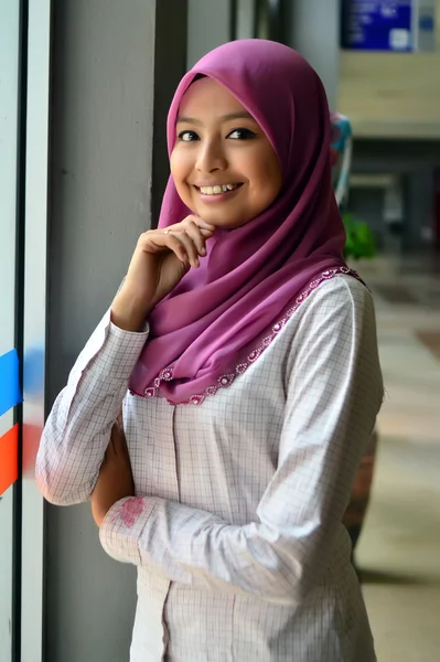 Mladý asijský muslim žena v hlavě šátek úsměv — Stock fotografie