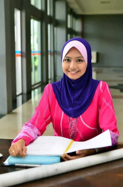 Молодая азиатская мусульманка в головном шарфе улыбается — стоковое фото