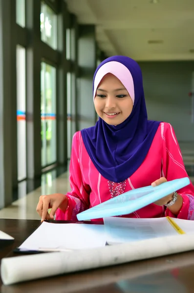 Young asian muslim woman in head scarf smile — Stock Photo, Image