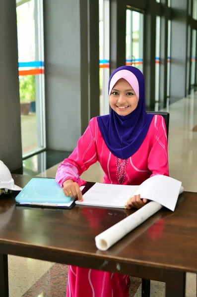 Wanita muslim Asia muda di kepala tersenyum syal — Stok Foto