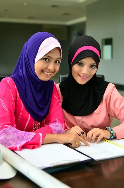 Beautiful young muslim businesswoman sharing info — Stock Photo, Image