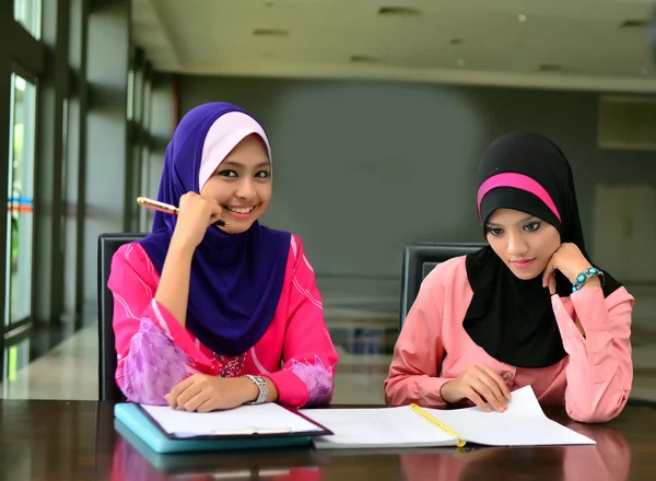 Όμορφη νεαρός μουσουλμανική επιχειρηματίας που μοιράζονται πληροφορίες — Φωτογραφία Αρχείου