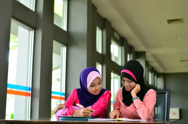 Beautiful young muslim businesswoman sharing info — Stock Photo, Image