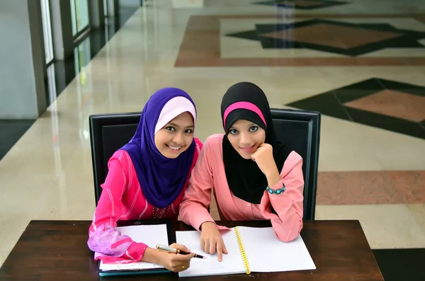 Beautiful young muslim businesswoman sharing info — Stock Photo, Image