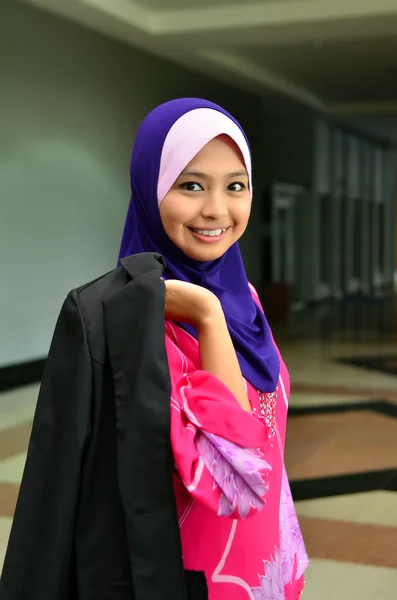Wanita muslim Asia muda di kepala tersenyum syal — Stok Foto