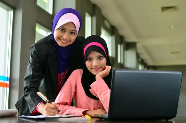 Schöne junge muslimische Geschäftsfrau teilt Informationen — Stockfoto