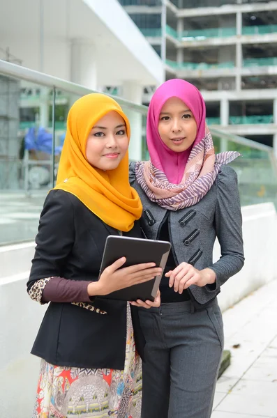 Young asian muslim businesswomen in head scarf smile with mobile laptop — Stock Photo, Image