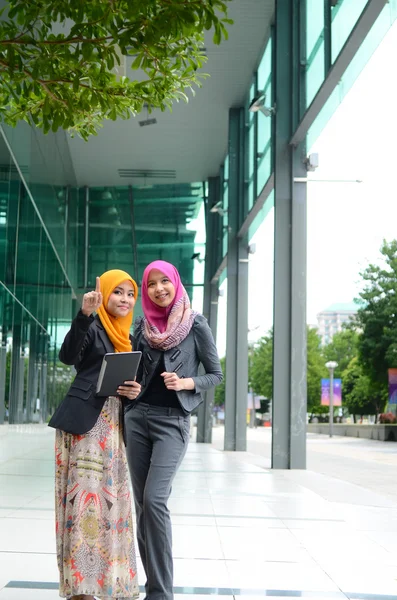 Young asian muslim businesswomen in head scarf smile with mobile laptop — Stock Photo, Image