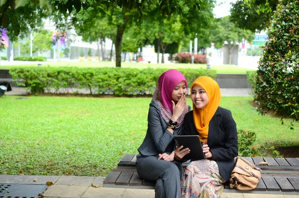 Young asian muslim pengusaha di kepala syal — Stok Foto