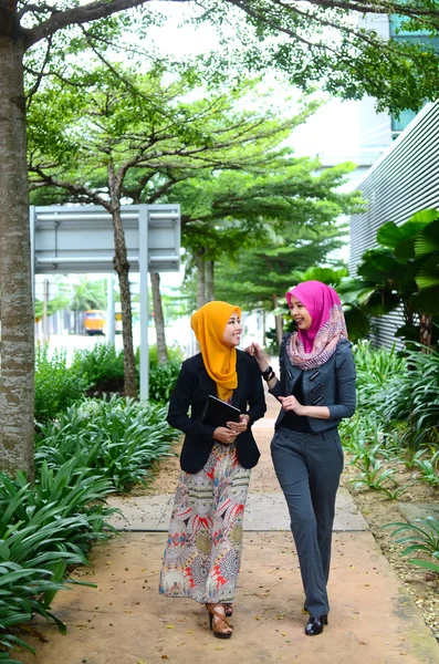 Jonge Aziatische moslim vrouwelijke ondernemers in hoofd sjaal glimlach met mobiele laptop — Stockfoto