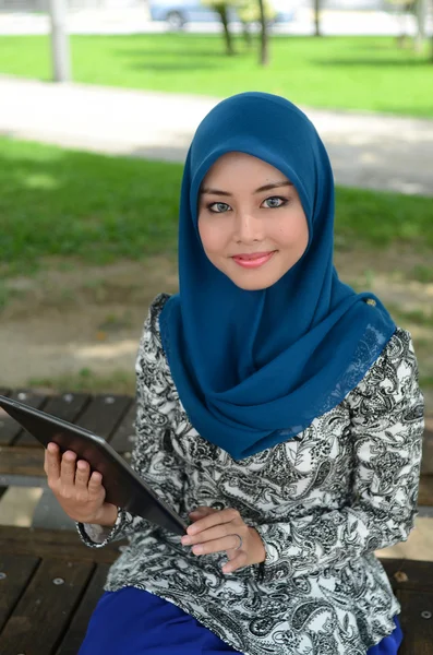 Jeune asiatique musulmane femme dans la tête foulard sourire — Photo