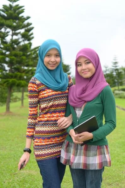 Wanita muslim Asia muda di kepala syal tersenyum di taman — Stok Foto