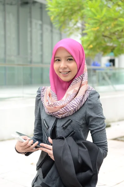 Joven asiático musulmán mujer en cabeza bufanda sonrisa —  Fotos de Stock