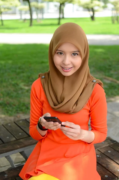 Jeune asiatique musulmane femme dans la tête foulard sourire — Photo