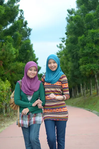 Young asian muslim woman in head scarf smile at park — Stock Photo, Image