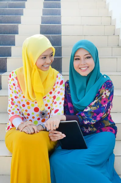 Close-up portret van mooie jonge Aziatische student studeren samen — Stockfoto