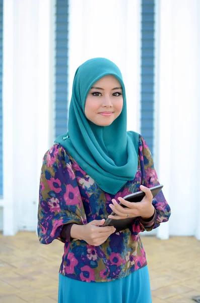 Young asian muslim woman in head scarf smile — Stock Photo, Image