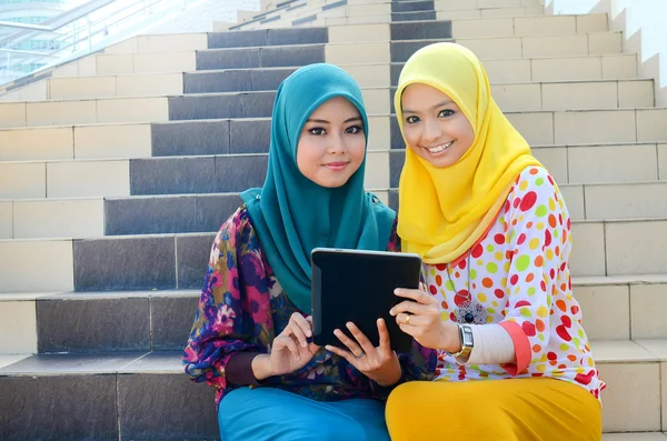 Nahaufnahme Porträt der schönen jungen asiatischen Studentin studieren zusammen — Stockfoto