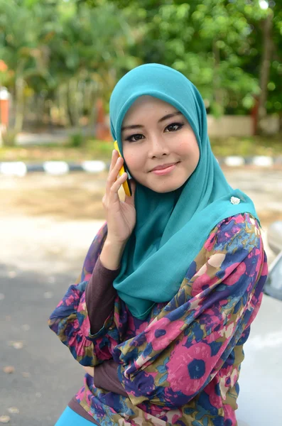 Young asian muslim woman in head scarf smile — Stock Photo, Image