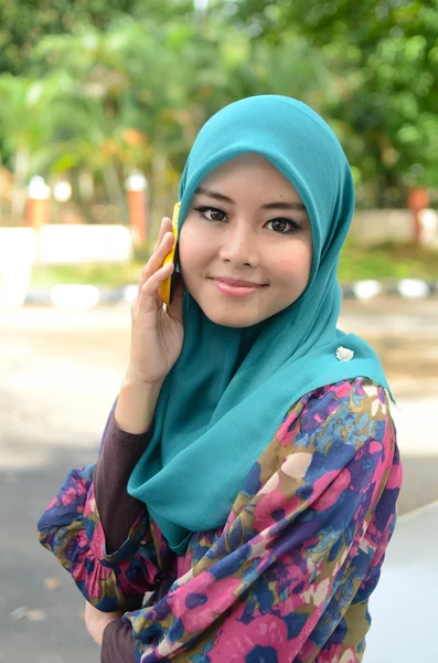 Młody Azji muzułmanin kobieta w głowa szalik uśmiech — Zdjęcie stockowe
