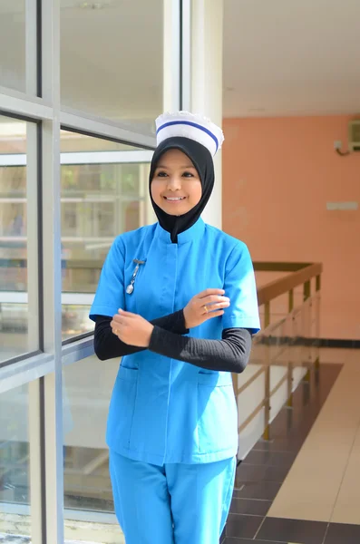 Уверенная молодая азиатская мусульманская медсестра в больнице — стоковое фото