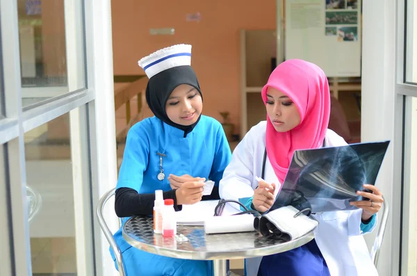 Confiado médico musulmán ocupado conversación en el hospital —  Fotos de Stock