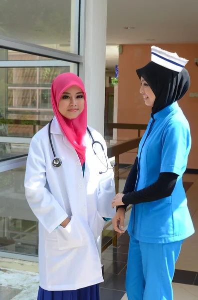 Médico muçulmano confiante e enfermeira no lenço da cabeça no hospital — Fotografia de Stock