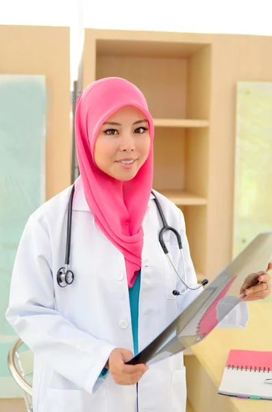 Confident Muslim doctor smile — Stock Photo, Image