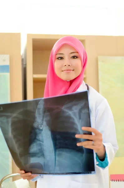 Уверенная мусульманская улыбка врача — стоковое фото