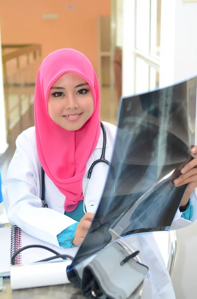 Sorriso médico muçulmano confiante — Fotografia de Stock