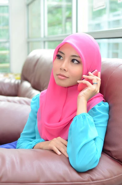 Jeune asiatique musulmane femme dans la tête foulard sourire — Photo