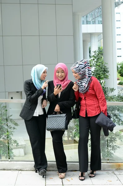 Beautiful young muslim businesswoman sharing info — Stock Photo, Image