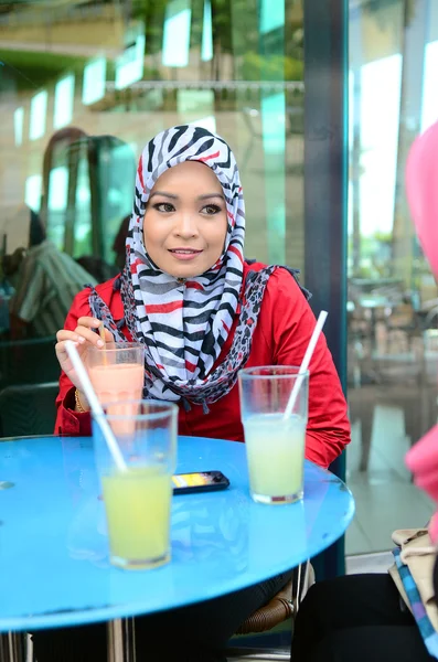 Beautiful young muslim businesswoman sharing info — Stock Photo, Image
