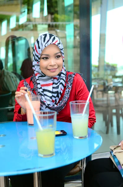 Hermosa joven musulmana mujer de negocios compartir información — Foto de Stock