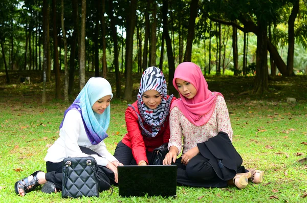 Beautiful young muslim businesswoman sharing info — Stock Photo, Image