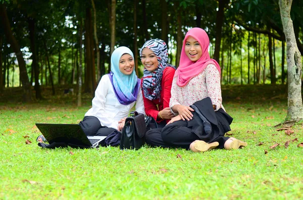 Jonge aziatische moslim vrouw in hoofd sjaal glimlach — Stockfoto