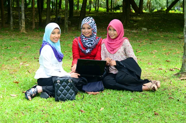 Beautiful young muslim businesswoman sharing info — Stock Photo, Image