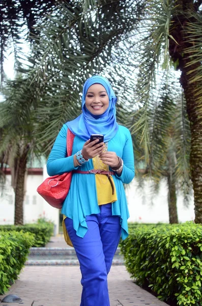 Beautiful young muslim businesswoman sharing info — Stock Photo, Image