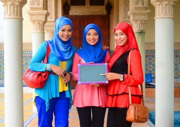 Başörtülü genç Asyalı Müslüman kadın gülümsüyor — Stok fotoğraf