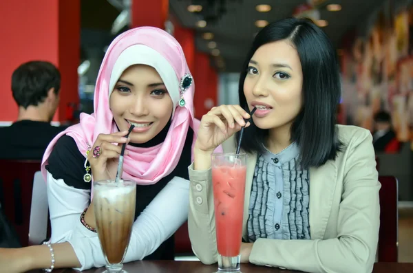 Nahaufnahme Porträt der schönen jungen asiatischen muslimischen Frau im Café mit einem schönen Lächeln — Stockfoto