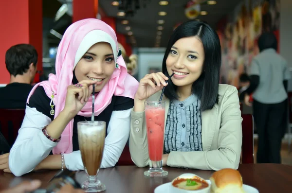 Retrato de cerca de la hermosa joven musulmana asiática en la cafetería con hermosas sonrisas —  Fotos de Stock