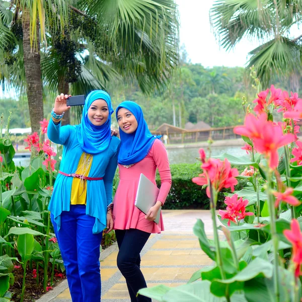 Dua gadis muslim Asia cantik muda — Stok Foto
